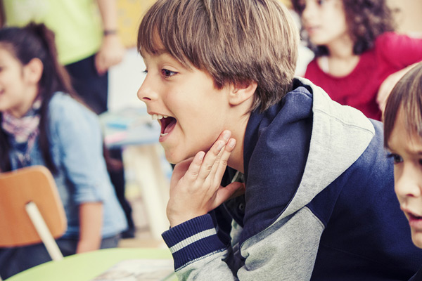 A kid watching Jumpido